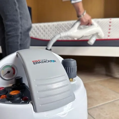 POLTI Cimex Eradicator en cours d'utilisation sur un matelas