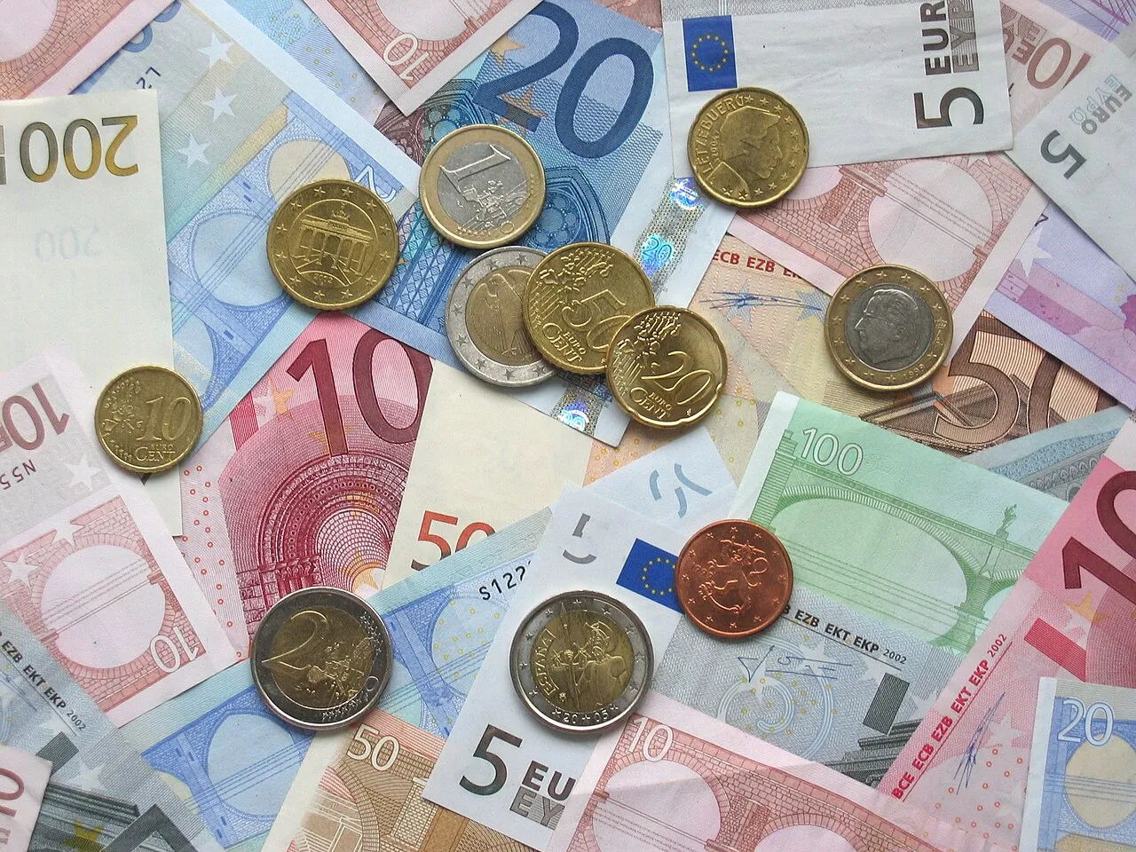 Billets et pièces en euros illustrant le coût d’un traitement contre les punaises de lit